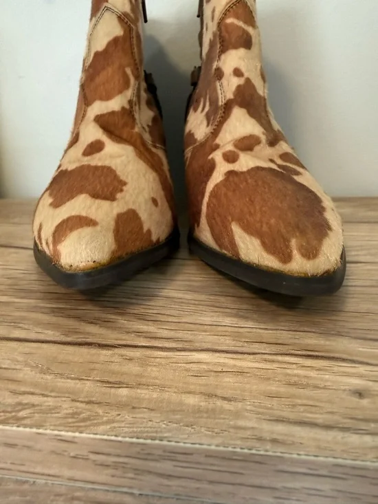 Comfort EST. 1946 Ankle Boots Brown Faux Cow
Hide Med Heel Size 9 - Picture 12 of 12